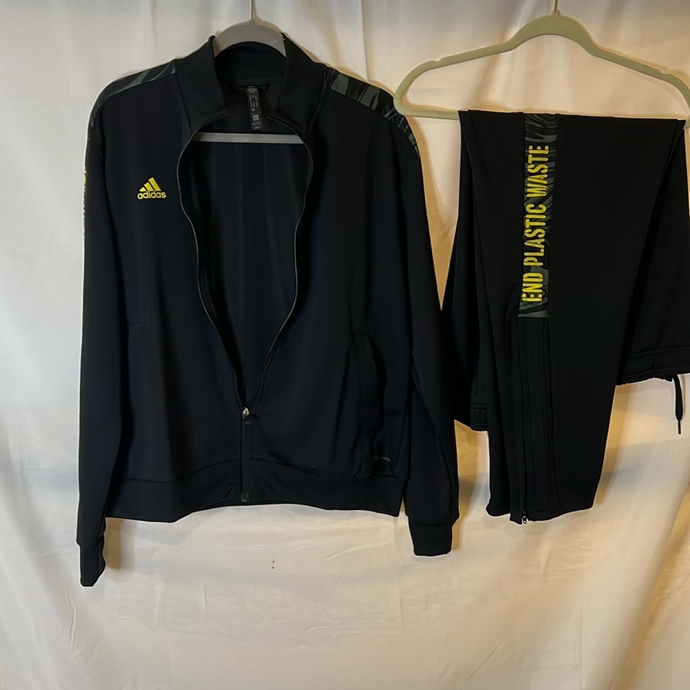 Black special edition, Adidas sweatsuit